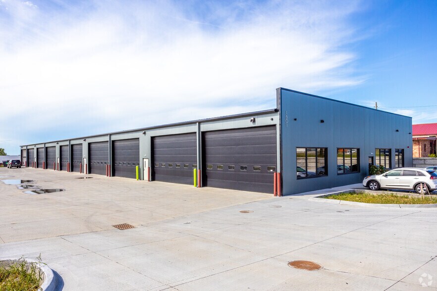 More Photos Of 1601 E Army Post Rd, Des Moines Flex For Lease