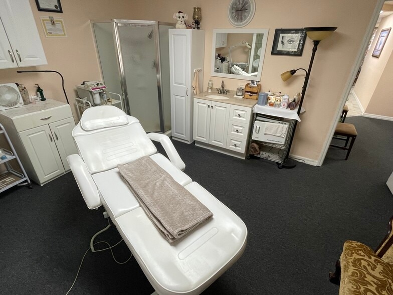 More Photos Of 3830 Williamsburg Park Blvd, Jacksonville Medical For Sale