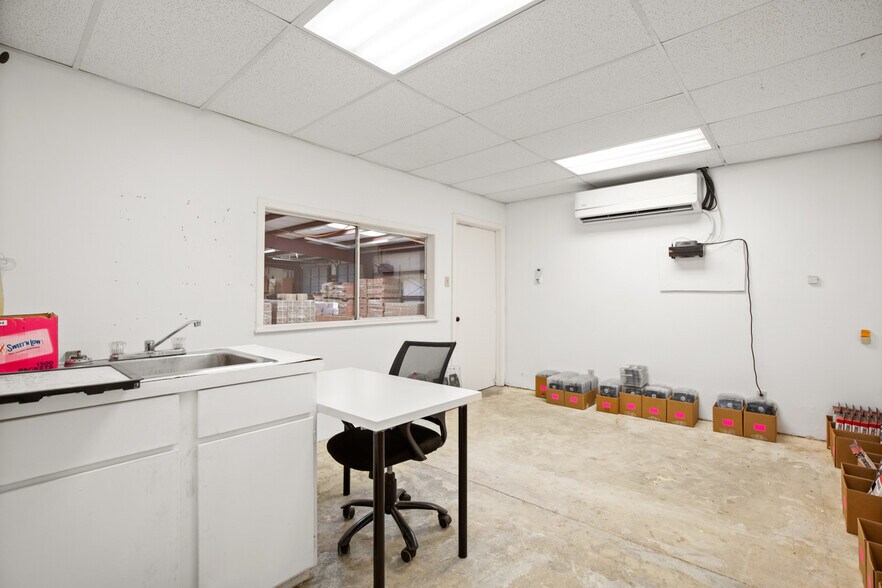 More Photos Of 9300 Brown Ln, Austin Warehouse For Lease