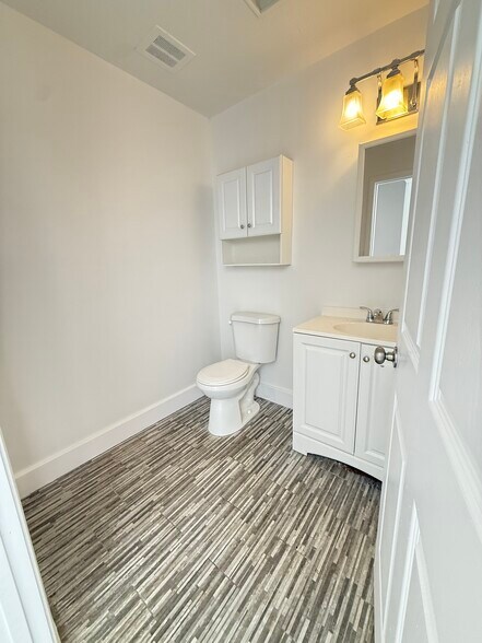 More Photos Of 10932 Katy Fwy, Houston Office For Lease