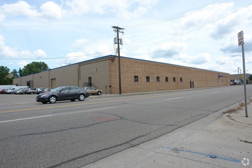 More Photos Of 2323-2409 E Hennepin Ave, Minneapolis Warehouse For Sale