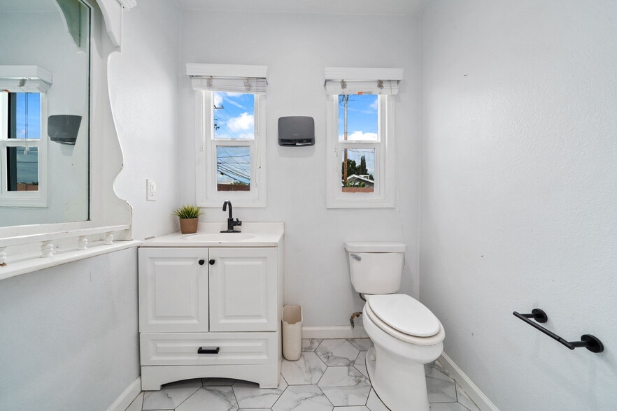 More Photos Of 2283 N Batavia St, Orange Contractor Storage Yard For Sale