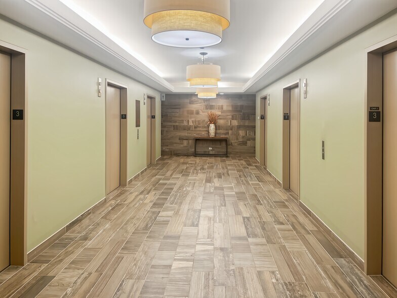 More Photos Of 125 S Wacker Dr, Chicago Coworking Space