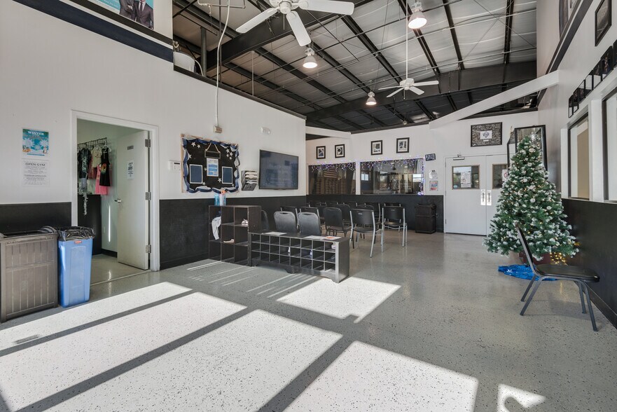 More Photos Of 3250 N Bronco St, Las Vegas General Retail For Sale