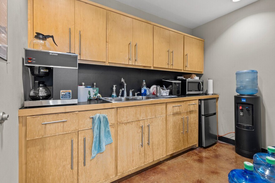 More Photos Of 509 W Spring St, Fayetteville Storefront Retail Office For Lease