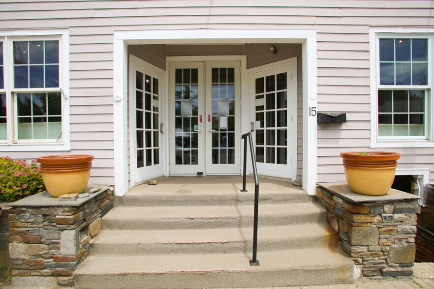 More Photos Of 15 Franklin St, Lenox Restaurant For Lease