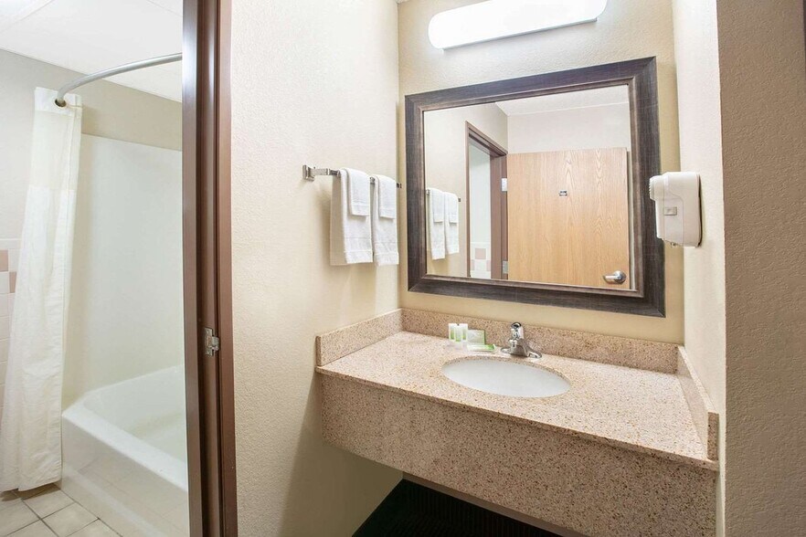 More Photos Of 2405 S El Camino Dr, Sayre Hotel For Sale
