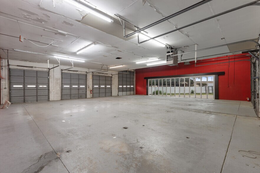 More Photos Of 310 Gautney St, Garland Light Manufacturing For Sale