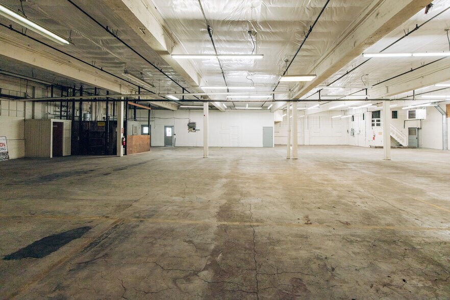 More Photos Of 221-239 SE Madison St, Portland Warehouse For Sale