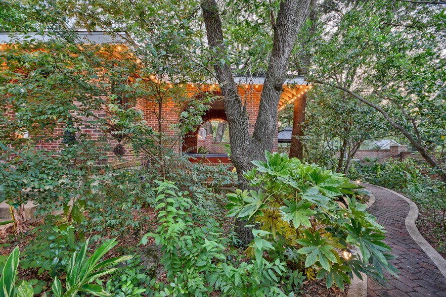 More Photos Of 1804 S Park St, Brenham Hospitality For Sale