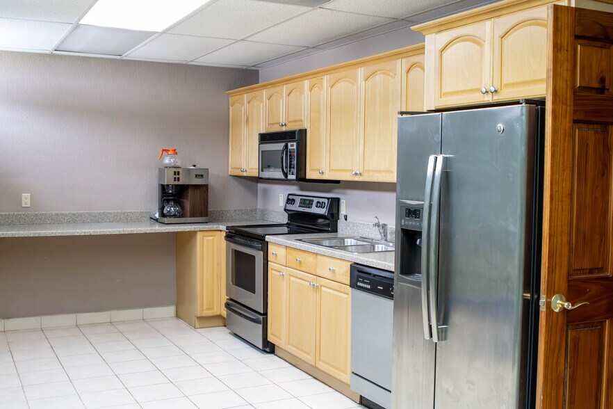 More Photos Of 5023-5047 Central Ave, Saint Petersburg Medical For Lease