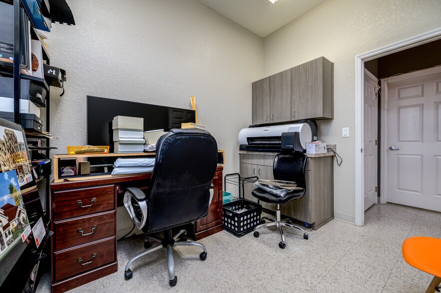 More Photos Of 6800-6810 Mariner Blvd, Spring Hill Office For Sale