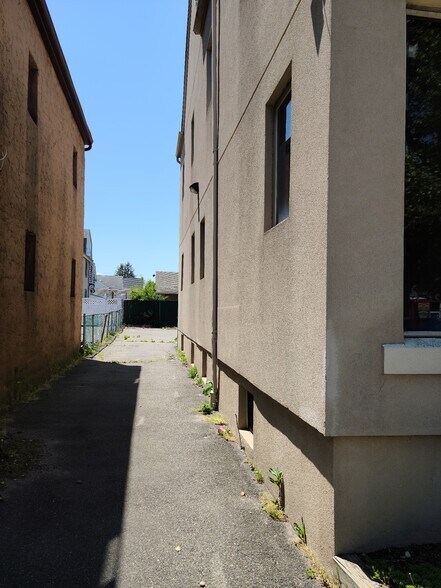 More Photos Of 221 Mineola Blvd, Mineola Office For Lease