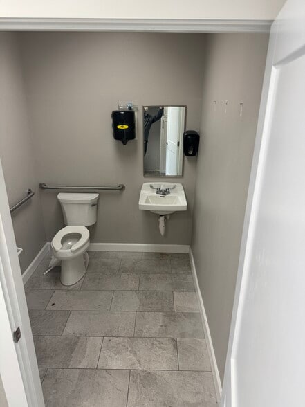 More Photos Of 787 Commerce Dr, Venice Warehouse For Lease