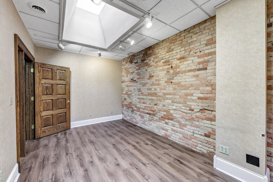 More Photos Of 215 N Washington St, Green Bay Loft Creative Space For Sale