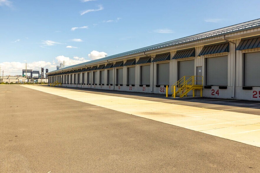 More Photos Of 1100 Newark Tpke, Kearny Truck Terminal For Lease