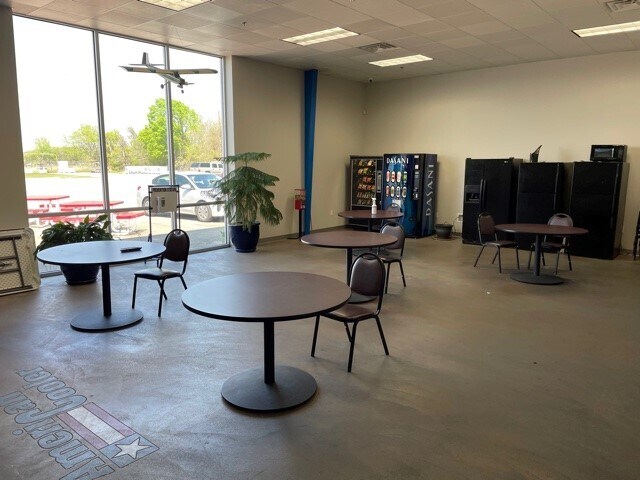 More Photos Of 919 W Mayfield Rd, Arlington Warehouse For Lease