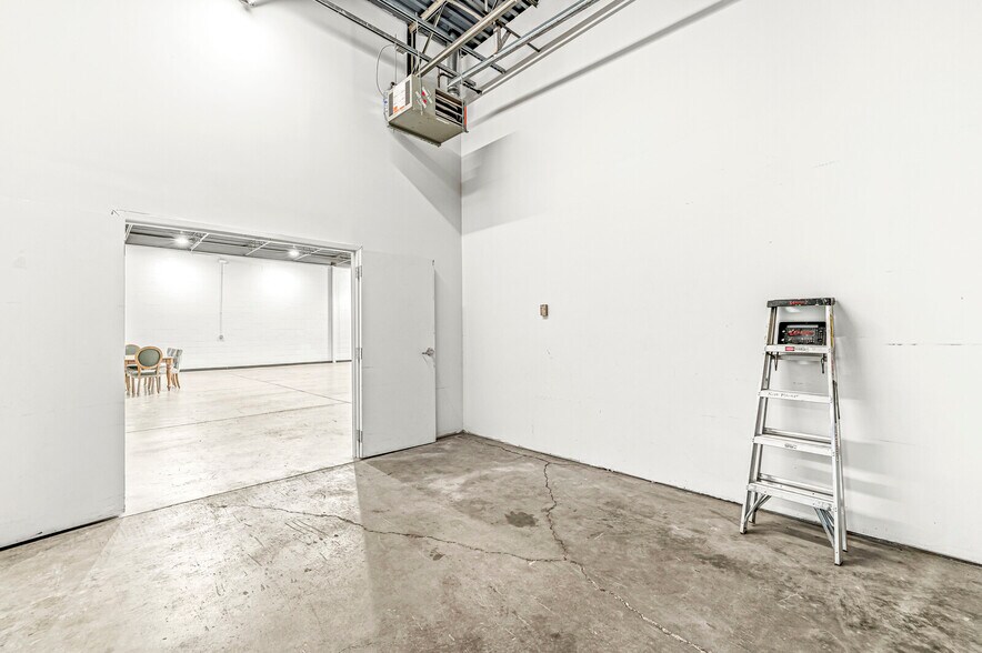 More Photos Of 1340 N Illinois St, Indianapolis Showroom For Lease