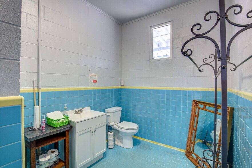 More Photos Of 107 E Locust, Winnsboro Office For Sale