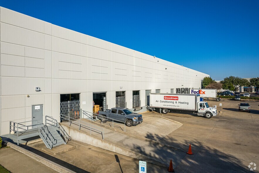 More Photos Of 4009 Distribution Dr, Garland Warehouse For Lease