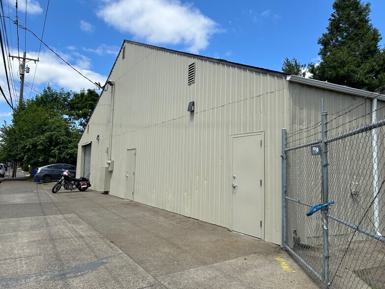 More Photos Of 9819 SE Foster Rd, Portland Warehouse For Sale