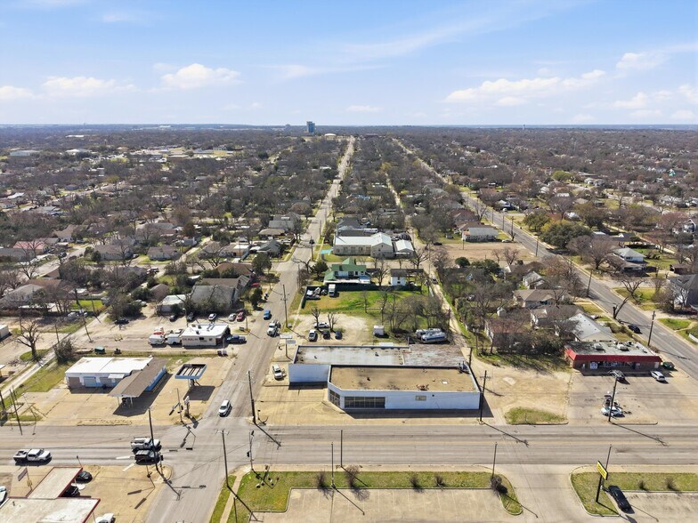 More Photos Of 2404 18th st, Waco Storefront For Sale