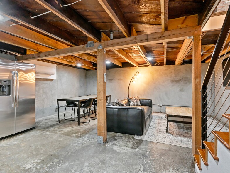 More Photos Of 2917 Washington St, Vancouver Storefront Retail Office For Sale