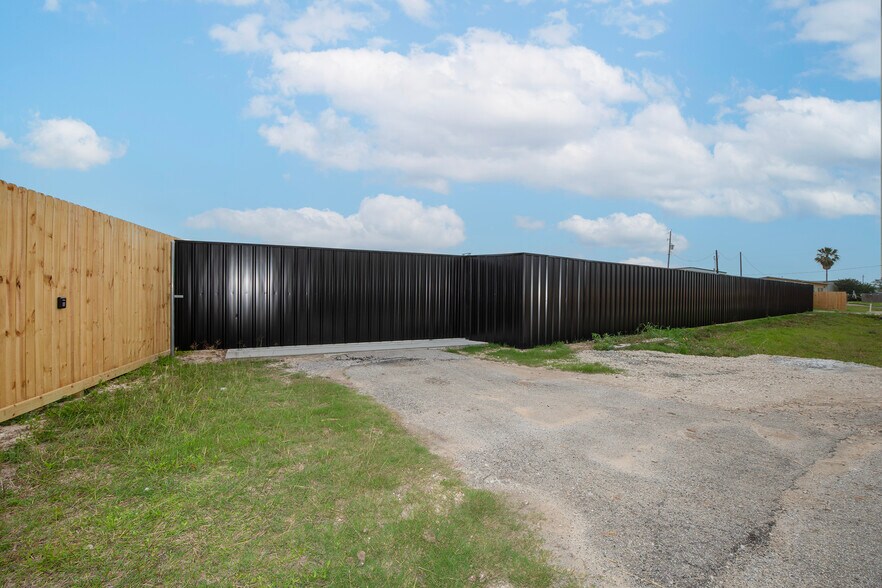 More Photos Of 1250 Winfield Ln, Kemah Industrial For Lease