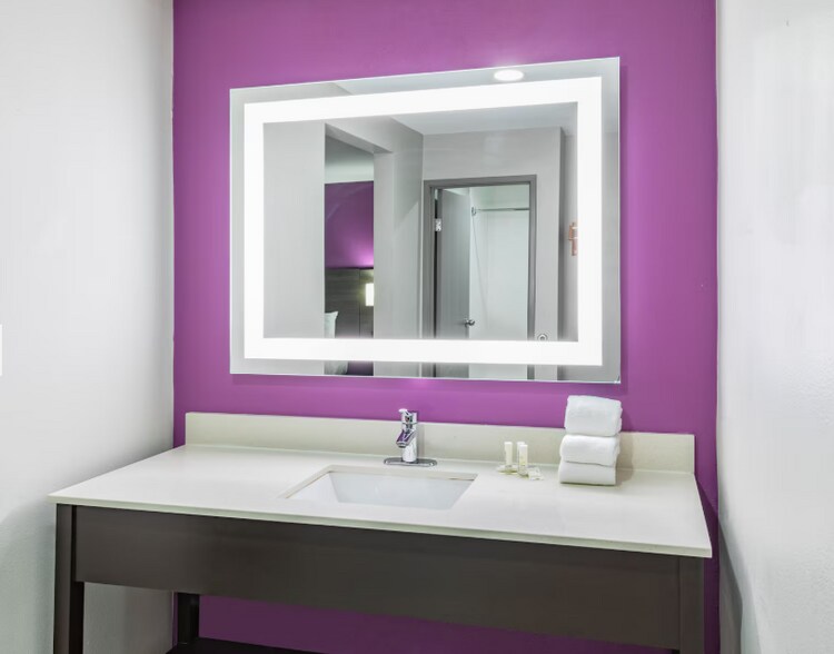 More Photos Of 6790 Southwest Fwy, Houston Hotel For Sale
