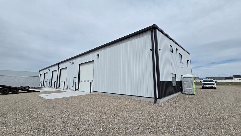 More Photos Of 35 Landmark Ln, Rigby Flex For Lease