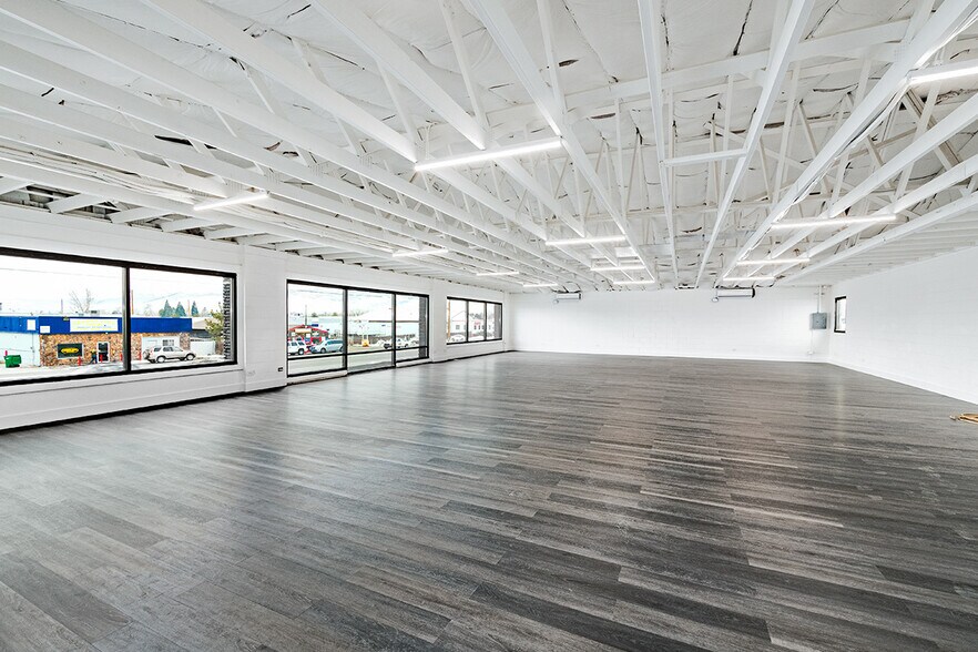 More Photos Of 910 Glendale Ave, Sparks Showroom For Sale