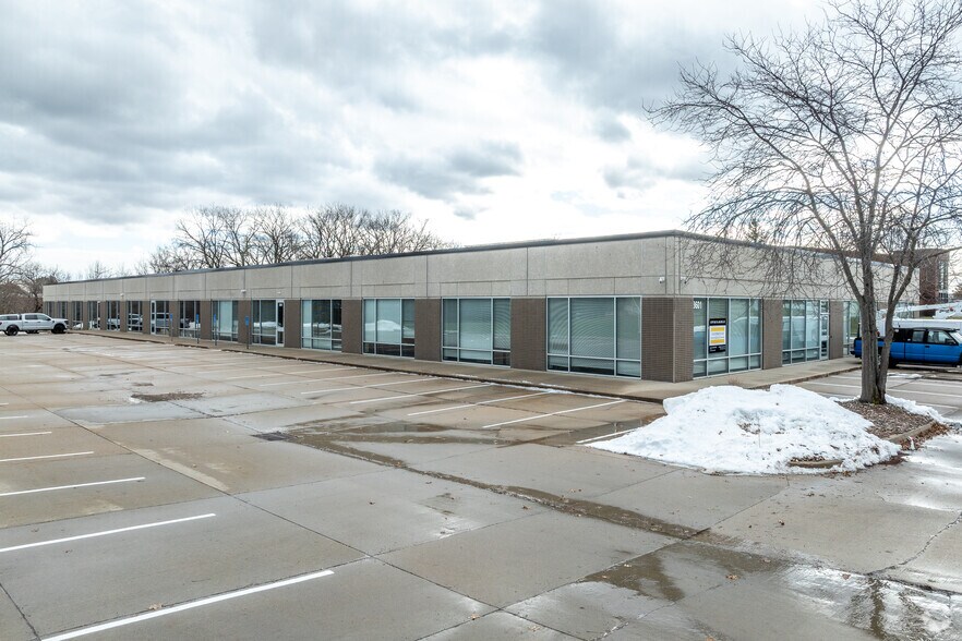 Primary Photo Of 3601-3629 109th St, Urbandale Office For Lease