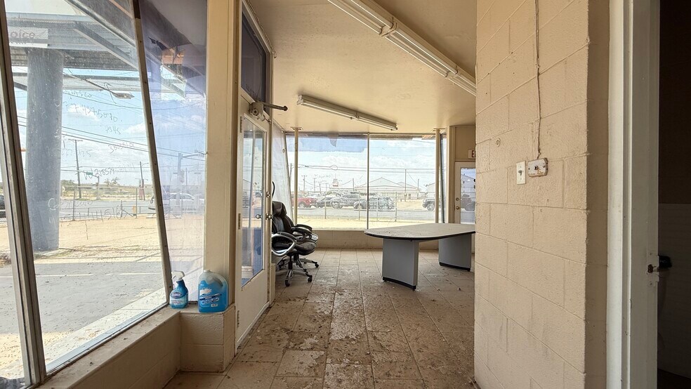 More Photos Of 1302 E 2nd St, Odessa Service For Sale