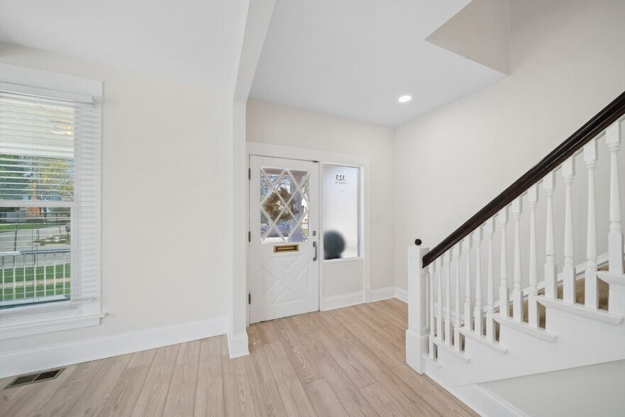 More Photos Of 323 S Hale St, Wheaton Office Residential For Sale