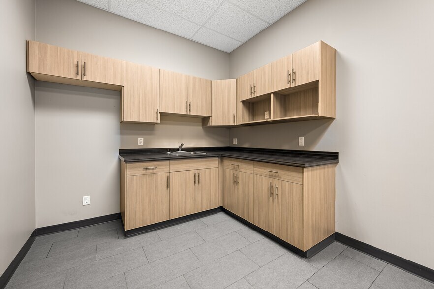 More Photos Of 5267 67 Av, Lloydminster Warehouse For Lease