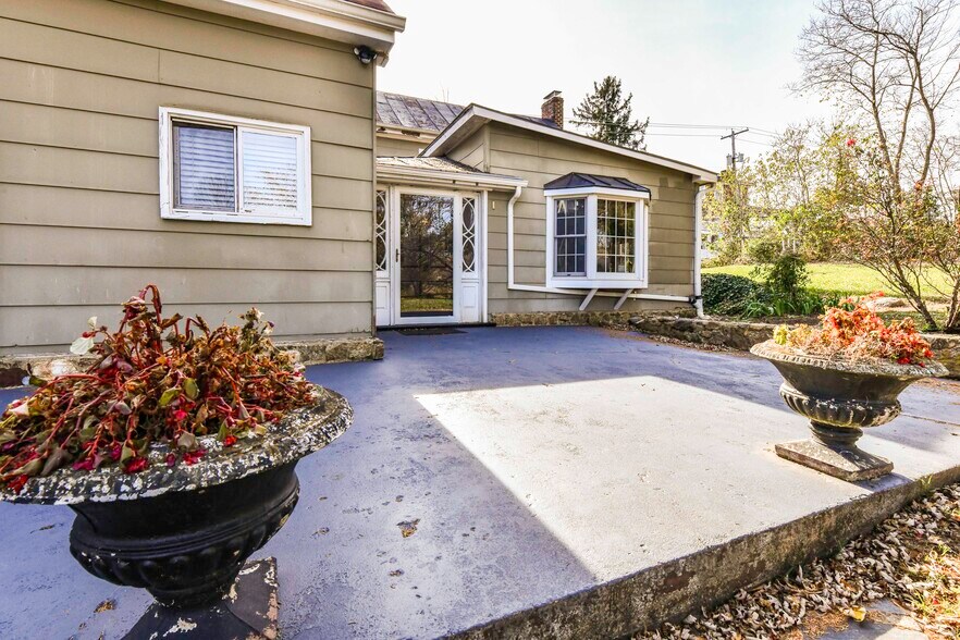 More Photos Of 173 Main St, Stanardsville Flex For Sale