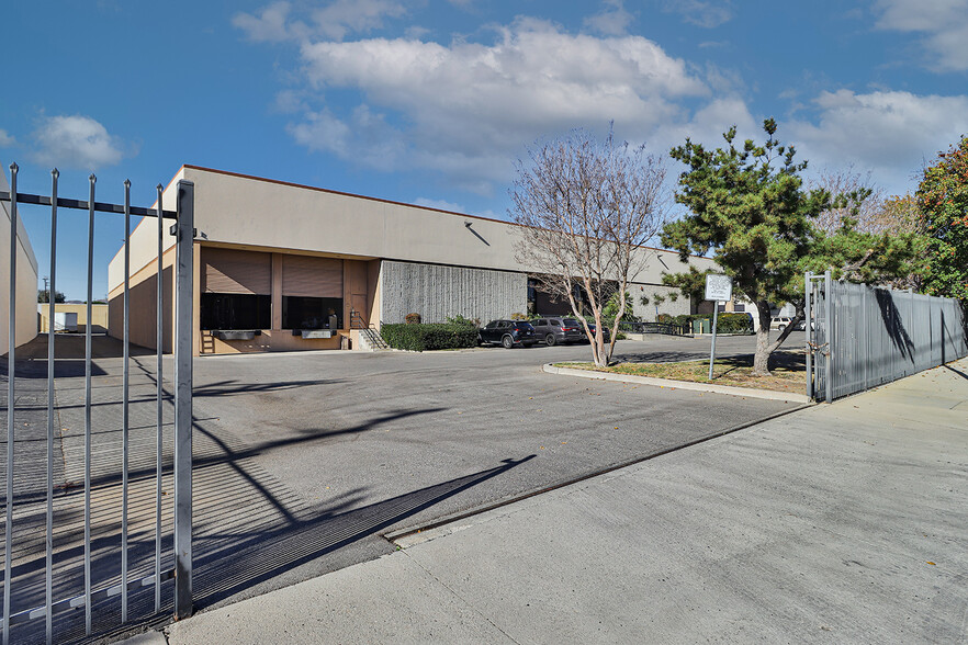 Primary Photo Of 9333 Oso Ave, Chatsworth Manufacturing For Lease