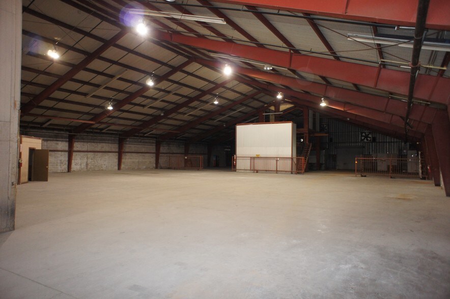 More Photos Of 8331 Hoyle Ave, Dallas Distribution For Sale