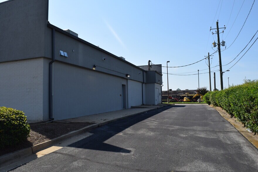 More Photos Of 1445 Express Way, Griffin Freestanding For Sale