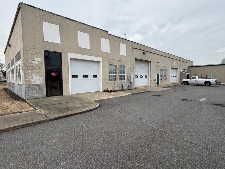 More Photos Of 24848 Meeting House Rd, Denton Warehouse For Lease