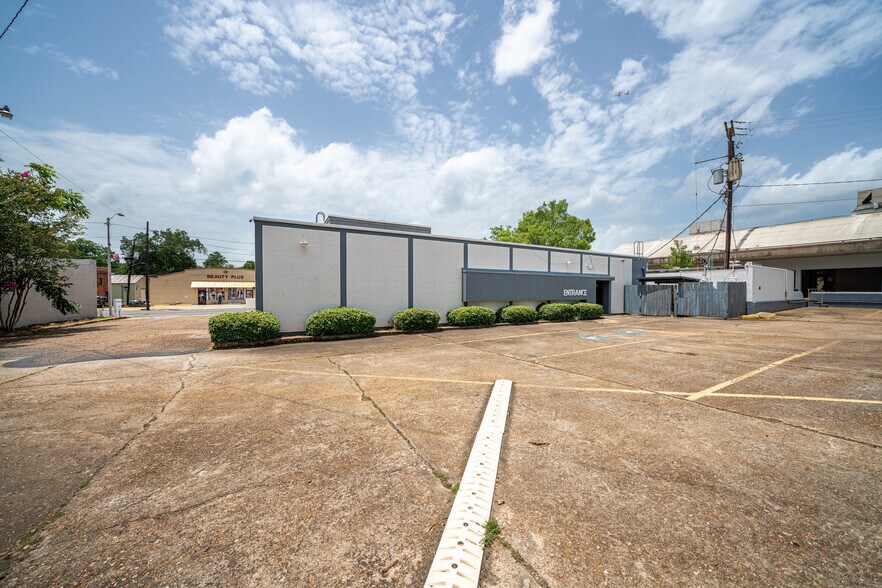 More Photos Of 700 Main St, Pineville Bank For Lease