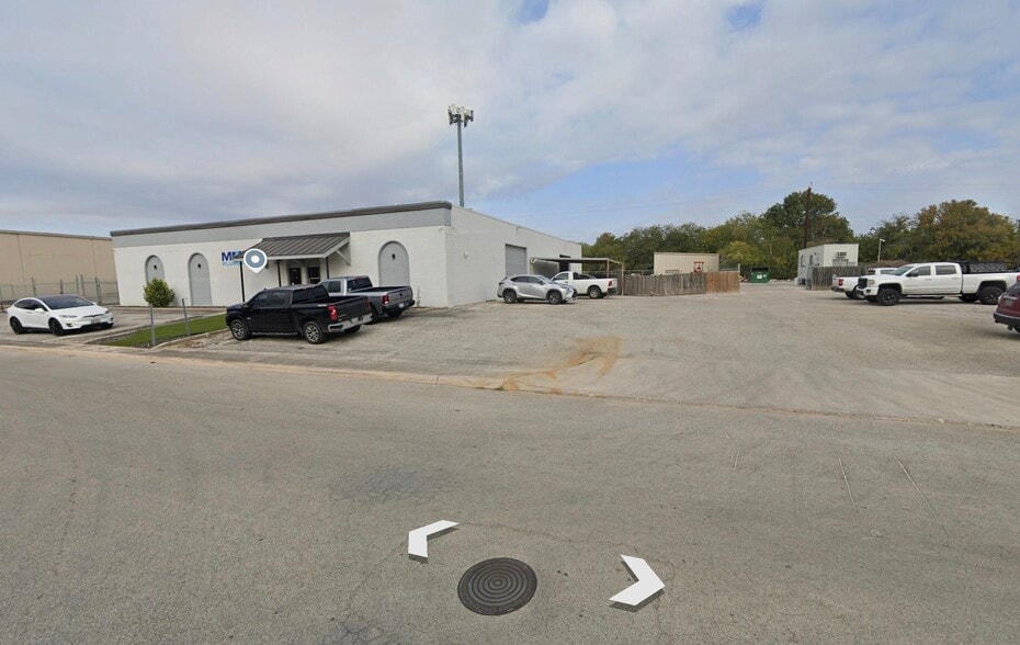 More Photos Of 4339 Centergate St, San Antonio Light Manufacturing For Lease