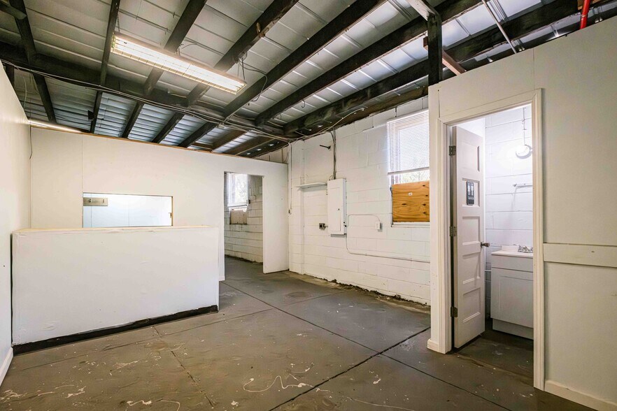 More Photos Of 711 Tattnall st, Savannah Light Distribution For Sale