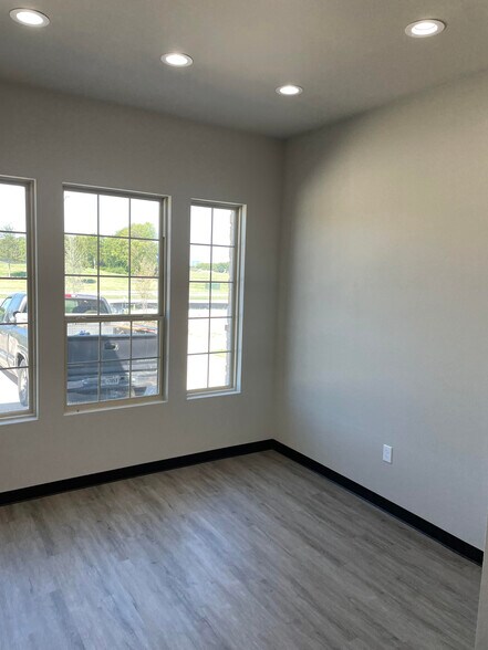 More Photos Of 450 Hawkins Run, Midlothian Medical For Sale