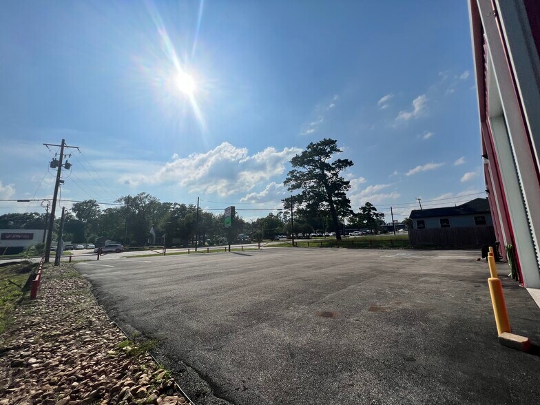More Photos Of 1308 N Frazier St, Conroe Service For Sale