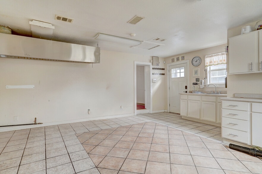 More Photos Of 2607 E 5th St, Austin Religious Facility For Sale