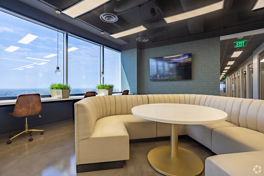 More Photos Of 24 Greenway Plz, Houston Office For Lease