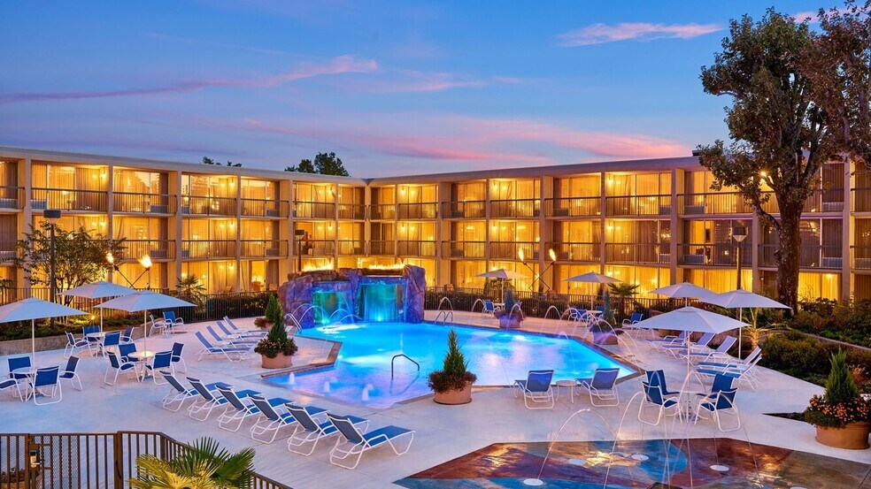 More Photos Of 925 S University Ave, Little Rock Hotel For Sale