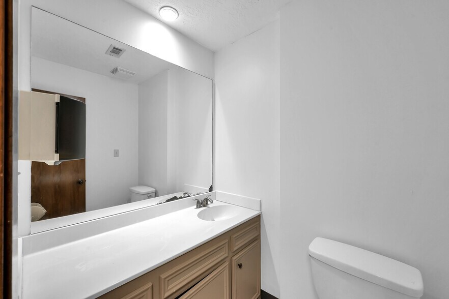 More Photos Of 903 Hillcrest Dr, Conroe Office For Sale