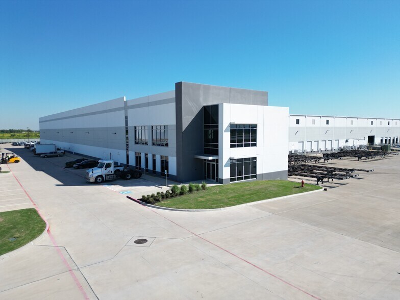 More Photos Of 6101 Grand Pky S, Baytown Distribution For Lease